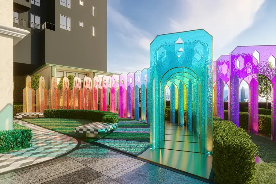 Maze Garden dengan gerbang kaca berwarna di atas laluan taman