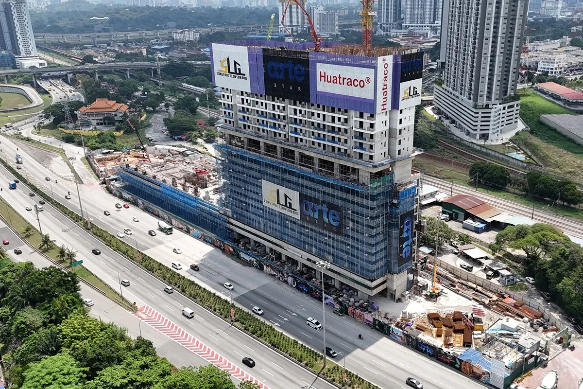 Menara Arte Star dalam pembinaan di sebelah Lebuhraya Salak, Julai 2026