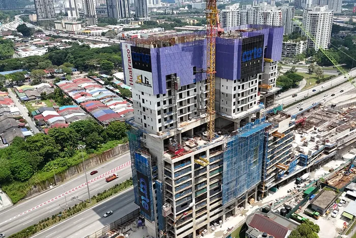 Menara semakin tinggi dengan kren, Julai 2026
