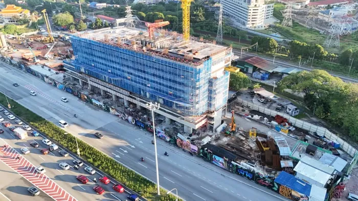 Menara di tingkat awal di sebelah lebuh raya, Oktober 2025