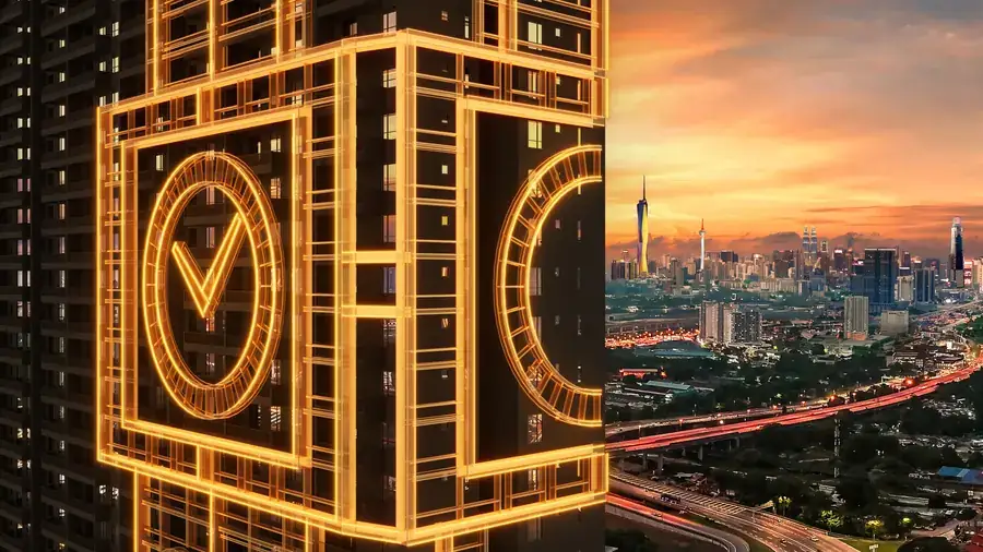 Menara The Regal dengan fasad menara jam emas waktu matahari terbenam