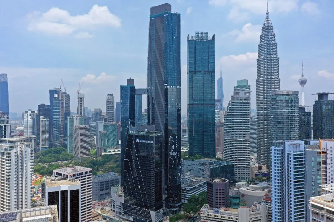 The completed tower and the Twin Towers